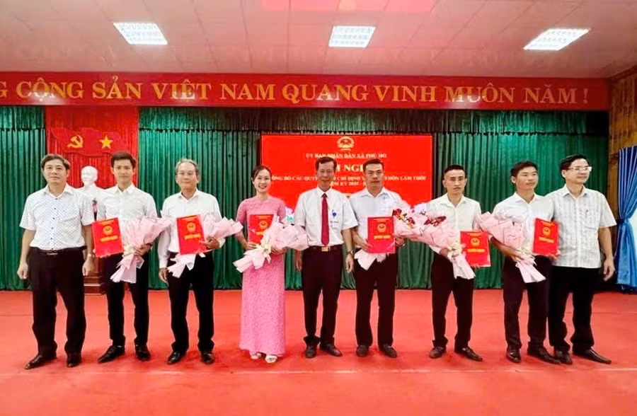 UBND xã Phú Hồ (TP Huế) công bố các quyết định chỉ định Trưởng thôn lâm thời.