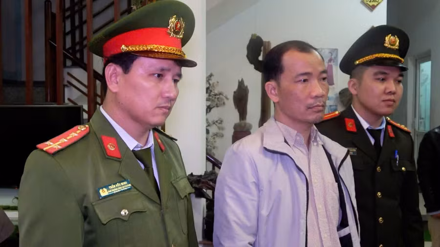 Nguyễn Xuân Bình (giữa) khi bị bắt. (Ảnh: CACC)