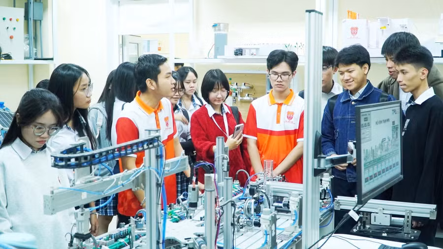 Sinh viên Khoa Kỹ thuật và Công nghệ – Đại học Huế trong giờ thực hành. 