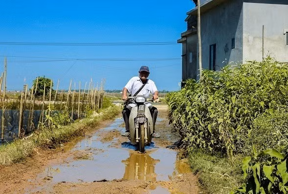 nguoi-thay-hon-30-nam-day-hoc-mien-phi-cho-dan-vung-kho.jpg