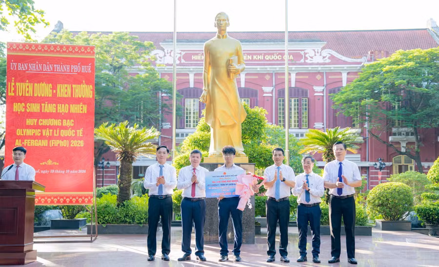 Lãnh đạo TP Huế và Sở GD&ĐT tặng hoa, trao thưởng em Tăng Hạo Nhiên - học sinh đạt Huy chương Bạc tại Olympic Vật lí quốc tế 2026.