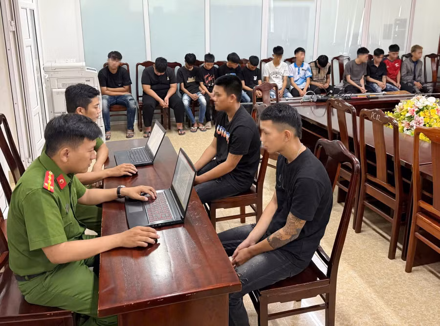 Công an TP Huế lấy lời khai 11 thanh thiếu niên mang theo hung khí chạy xe máy trên đường gây bức xúc cho người dân. (Ảnh: CACC)