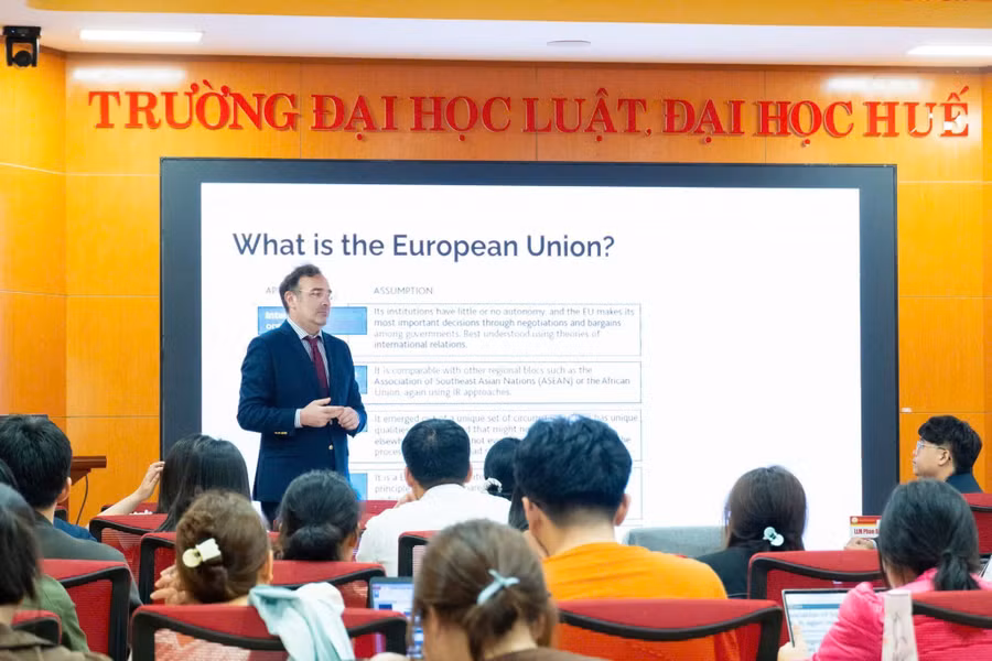 Lớp đào tạo luật song ngữ tại Huế đầy mới mẻ với nhiều cơ hội việc làm toàn cầu hấp dẫn.