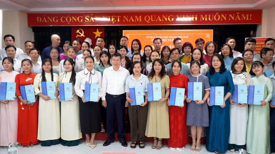 Lãnh đạo Sở GD&ĐT TP Huế trao quyết định thuyên chuyển các giáo viên, nhân viên năm học 2025-2026.