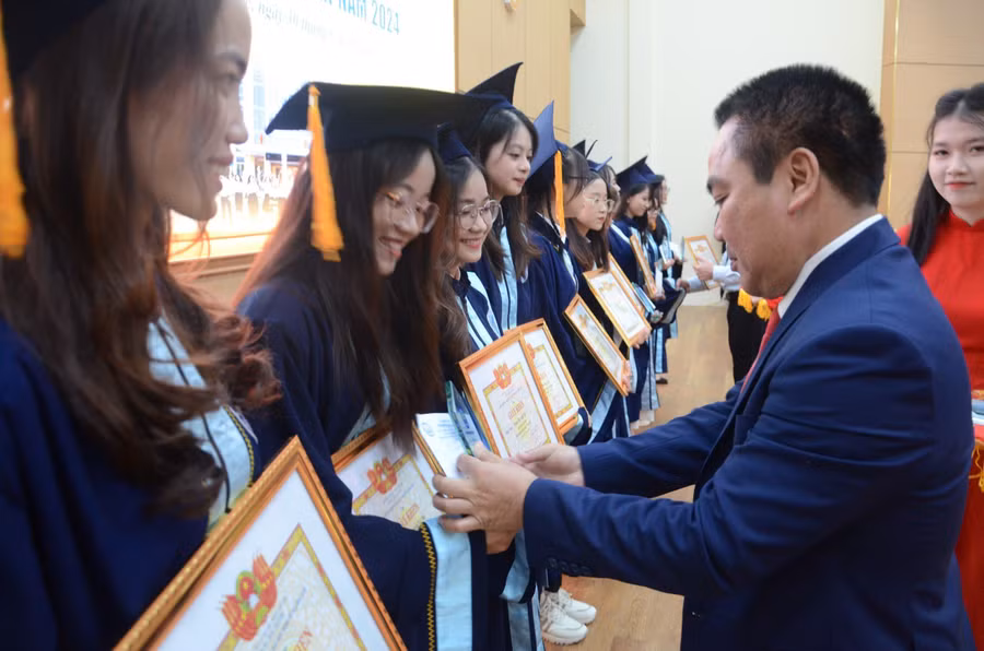 Trường Đại học Kinh tế, Đại học Huế trao bằng cho hơn 300 tân cử nhân đợt 2 năm 2024. (Ảnh: P.N)