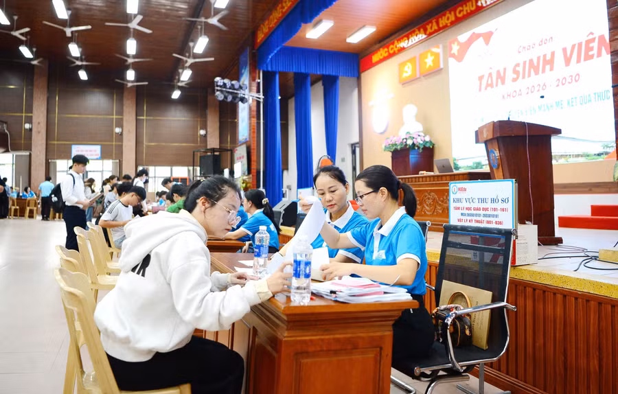 hang-ngan-tan-sinh-vien-su-pham-hue-no-nuc-nhap-hoc.jpg