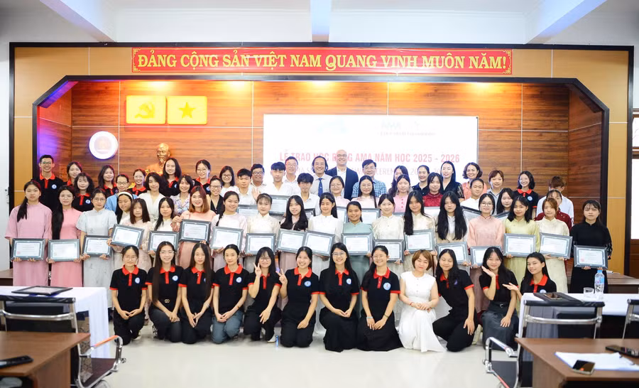 Trao học bổng AMA gần 1,3 tỷ đồng cho sinh viên Trường ĐH Sư phạm Huế.