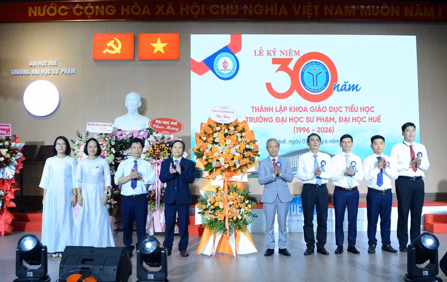 Lãnh đạo Trường Đại học Sư phạm tặng hoa chúc mừng Khoa Giáo dục Tiểu học nhân kỷ niệm 30 năm thành lập.