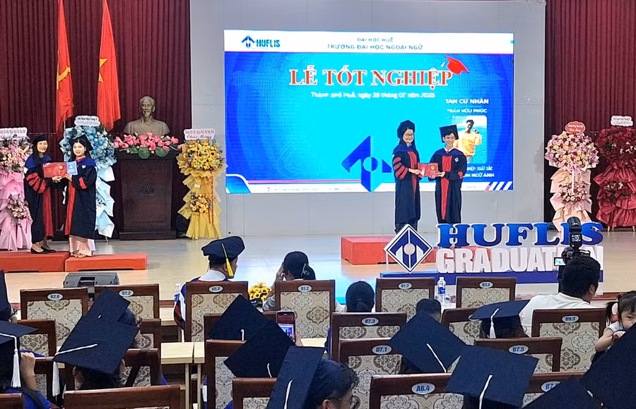 Trường ĐH Ngoại ngữ Huế trao bằng cử nhân văn bằng 2 cho 773 học viên