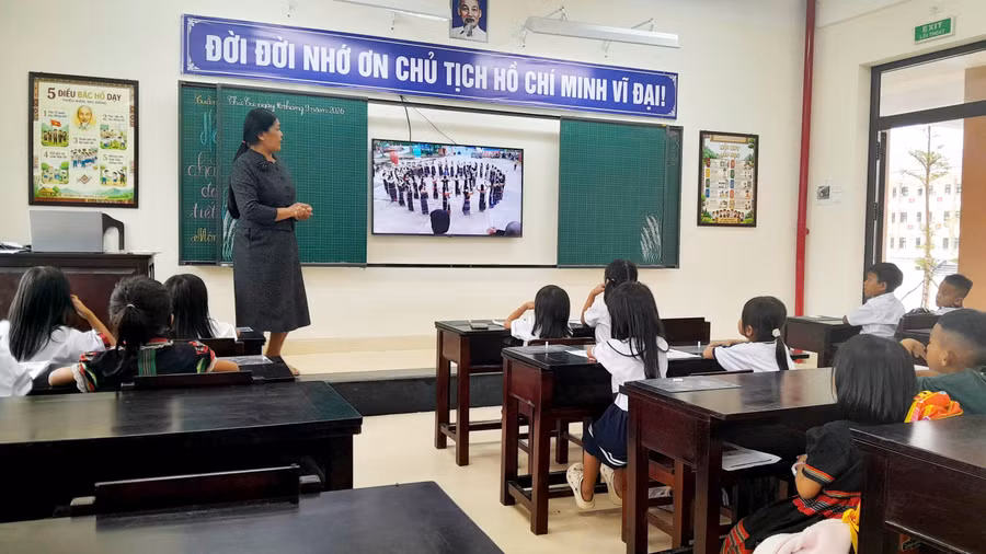 Giáo viên dạy thực nghiệm tiết học tiếng Cơ Tu cho học sinh tiểu học Trường Phổ thông nội trú Tiểu học &THCS A Lưới 4, TP Huế.