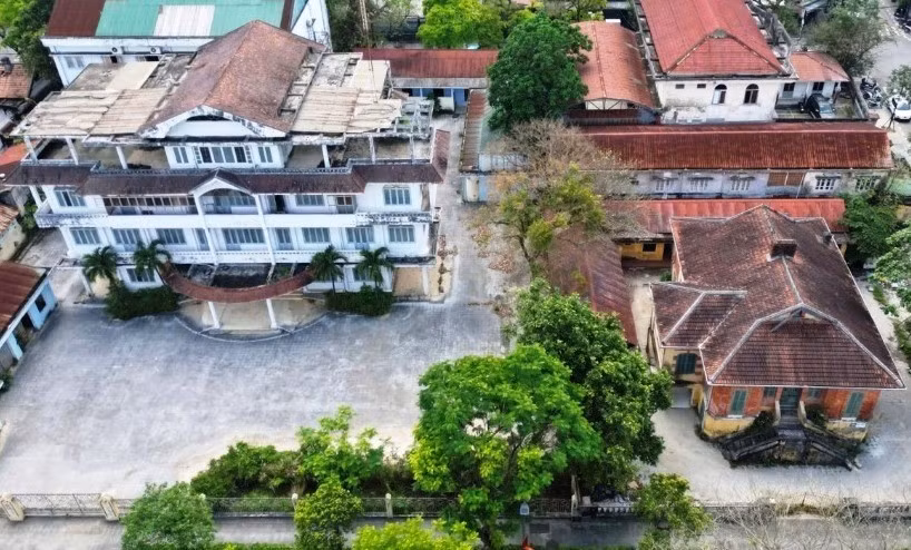 Các khu “đất vàng” trên đường Lê Lợi từng là cơ sở nhà, đất công dôi dư bỏ hoang nhiều năm vừa được UBND TP Huế chấp thuận chủ trương đầu tư dự án Khách sạn cao cấp. (Ảnh: L.H)