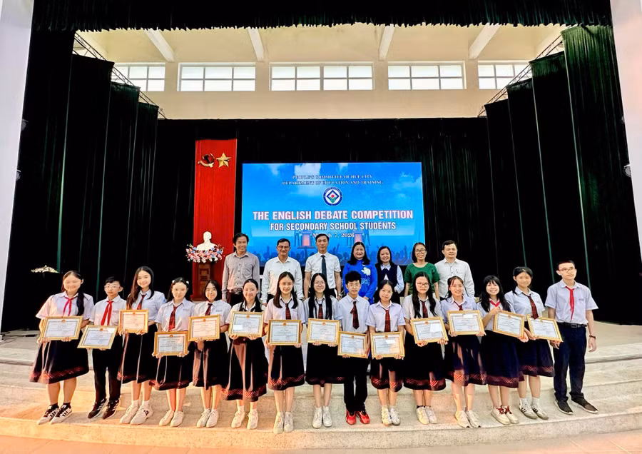 co-nguyen-thi-dieu-trang-cung-cac-hoc-sinh-dat-giai-tai-cuoc-thi-tranh-bien-cap-thanh-pho-nam.jpg