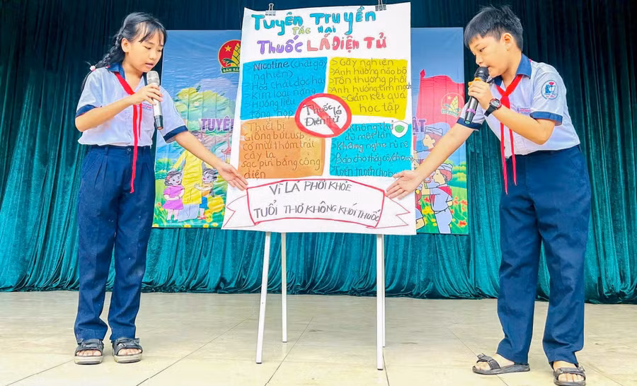 Học sinh tiểu học tại TP Huế thực hiện thuyết trình về tác hại của thuốc lá điện tử.