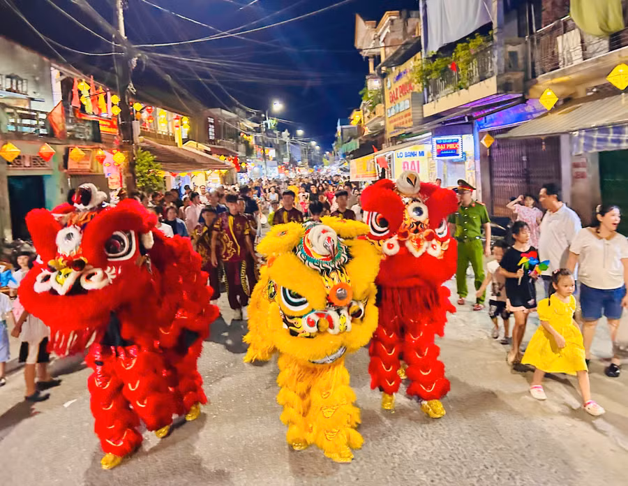 Múa lân mở màn cho lễ hội tại phố cổ Bao Vinh, phường Hóa Châu, TP Huế.