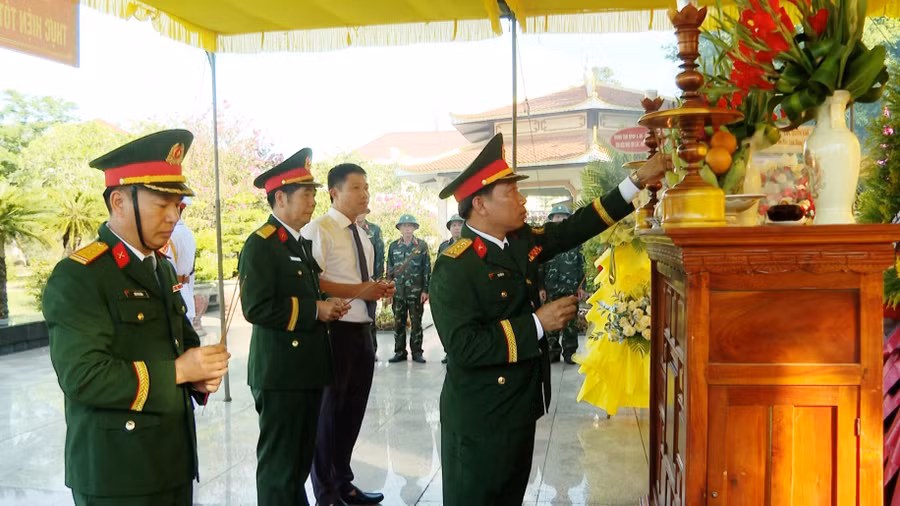 Dâng hương tại lễ viếng, truy điệu và an táng hài cốt liệt sĩ tìm thấy tại khu vực ga Hương Thủy, TP Huế. (Ảnh: Lê Sáu)