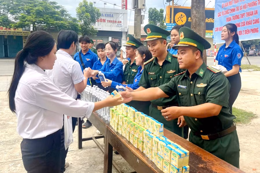 Chi đoàn Đồn Biên phòng cửa khẩu cảng Thuận An hỗ trợ thí sinh tại Điểm thi Trường THPT Thuận An, TP Huế ngày 11/6.