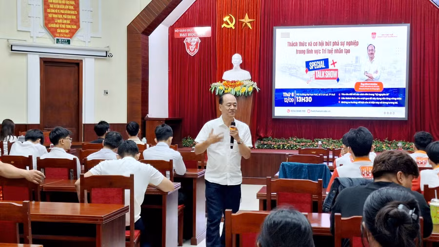 Talkshow về Trí tuệ nhân tạo và Điện tử - Vi mạch tại Khoa Kỹ thuật và Công nghệ - Đại học Huế thu hút nhiều sinh viên tham gia.