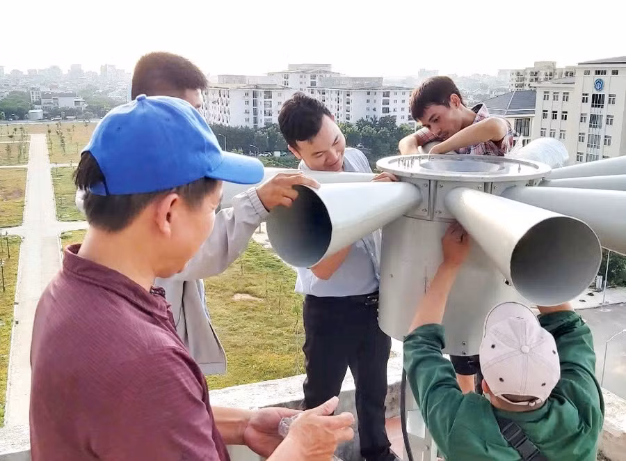 Lắp đặt và kiểm tra cụm còi hú cảnh báo phòng, chống thiên tai tại Tòa nhà làm việc các cơ quan, đơn vị TP Huế.