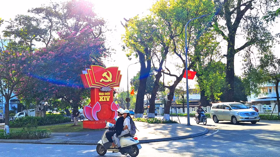 a3-tp-hue-ruc-ro-co-hoa-huong-ve-dai-hoi-xiv-cua-dang.jpg