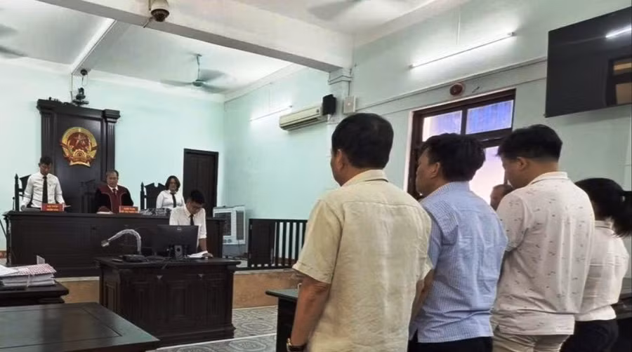 4 bị cáo với tội danh "Nhận Hối lộ" và "Môi giới hối lộ" tại phiên tòa sơ thẩm ngày 25/8.