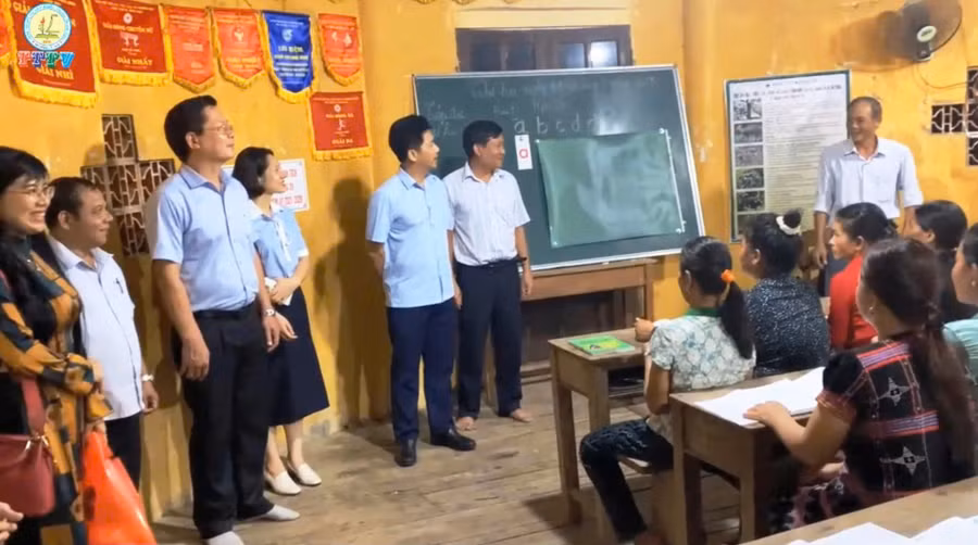 Đoàn công tác của Bộ GD&ĐT kiểm tra công tác xóa mù chữ cho đồng bào dân tộc thiểu số tại huyện vùng cao Nam Đông (cũ) của Huế.