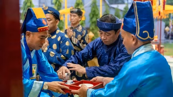 Ông Nguyễn Khắc Toàn - Chủ tịch UBND TP Huế (giữa) tiến hành các nghi thức tại Lễ Tế Đàn Nam Giao.