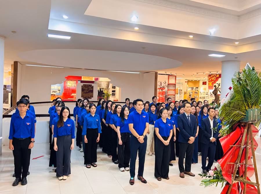 Buổi lễ báo công dâng Bác của Trường ĐH Ngoại ngữ Huế tại Bảo tàng Hồ Chí Minh.