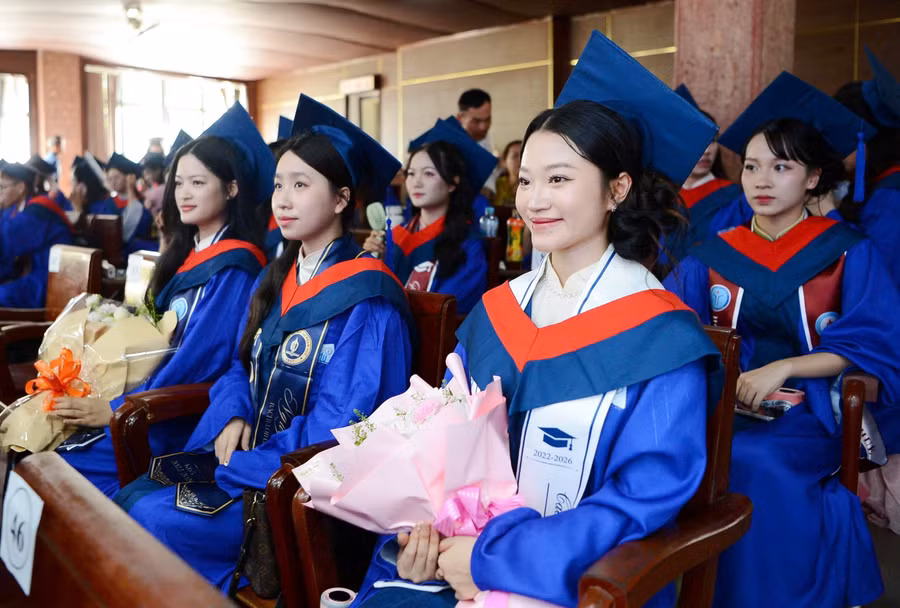 Các tân cử nhân Trường ĐH Sư phạm Huế rạng rỡ trong ngày tốt nghiệp.