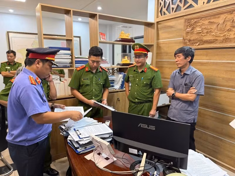 Ông Hà Xuân Hậu, Giám đốc Ban Quản lý dự án Đầu tư xây dựng và Phát triển đô thị TP Huế (ngoài cùng bên phải) bị khởi tố, bắt tạm giam.