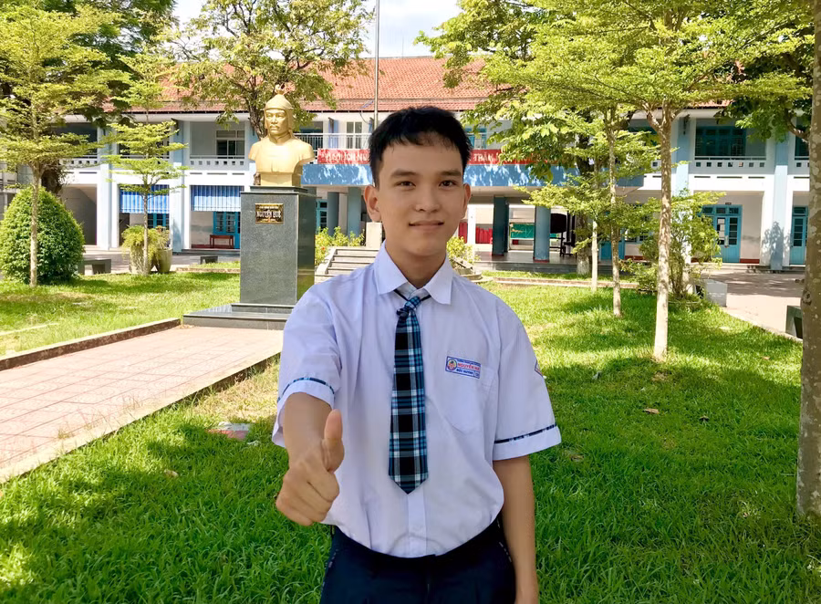 Nam sinh Hoàng Đức Huynh (lớp 12/3, Trường THPT Nguyễn Huệ, TP Huế) với điểm số 29,5 khối A00.