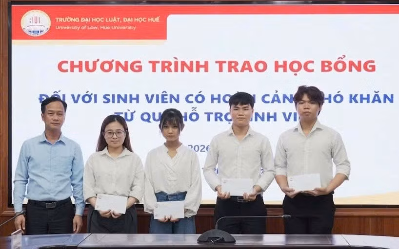 Các suất học bổng tiếp sức cho sinh viên hoàn cảnh khó khăn. 3-8971.jpg