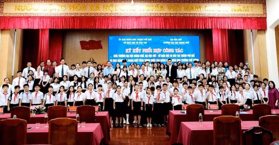 Trường THCS Nguyễn Tri Phương và THPT chuyên Quốc Học - Huế thí điểm đưa tiếng Trung Quốc vào giảng dạy.