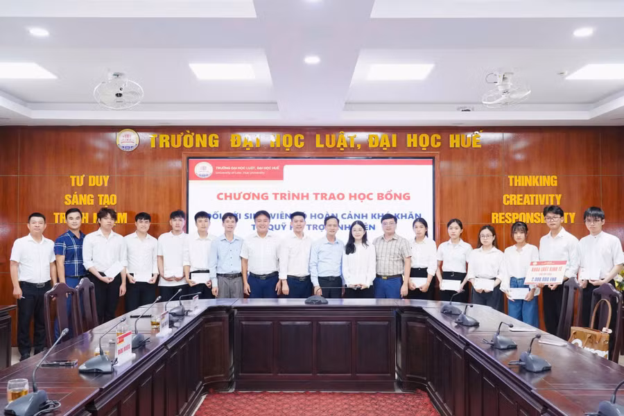 Trường ĐH Luật Huế và các sinh viên nhận học bổng chụp ảnh lưu niệm. z8283286178195-1af1afd953e1e2f0fe1afcd263a0eddc.jpg