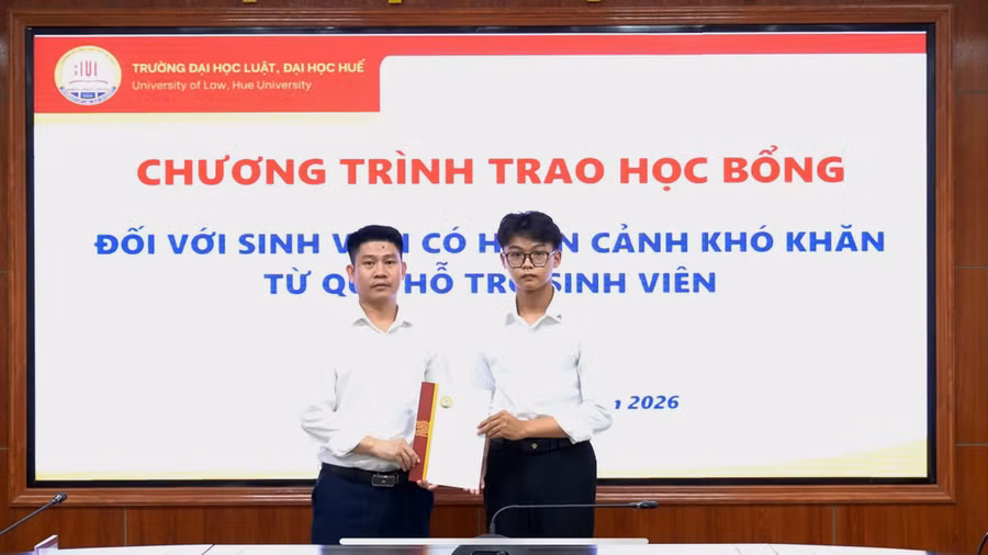 TS Nguyễn Sơn Hà, Phó Hiệu trưởng Trường ĐH Luật Huế trao học bổng cho sinh viên hoàn cảnh khó khăn.