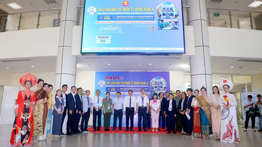 Đại biểu 4 quốc gia tại Hội thảo Nội soi Quốc tế Đông Nam Á.