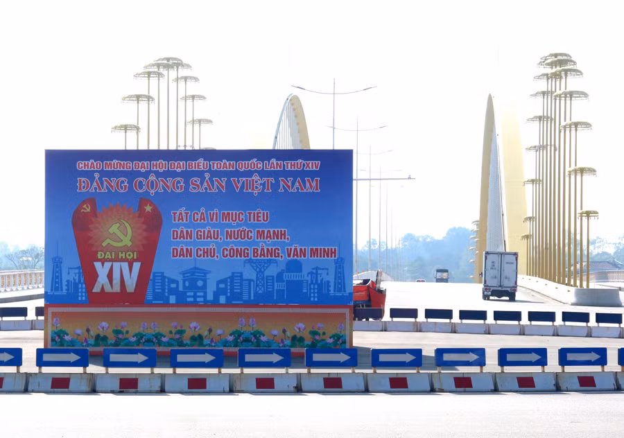 a4-tp-hue-ruc-ro-co-hoa-huong-ve-dai-hoi-xiv-cua-dang.jpg