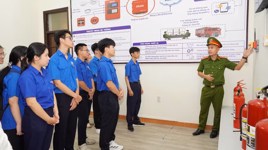 Học sinh tham quan, tìm hiểu các phương tiện thiết bị và mô hình phòng chữa cháy tại Trung tâm Giáo dục cộng đồng về PCCC và CNCH TP Huế. 