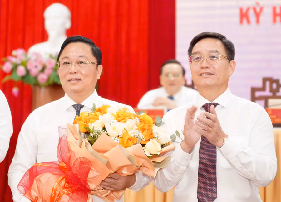 Ông Lê Trí Thanh, tân Chủ tịch UBND TP Huế (trái).