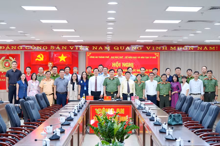cong-an-va-nganh-giao-duc-cung-xay-dung-moi-truong-hoc-duong-an-toan-van-minh.jpg