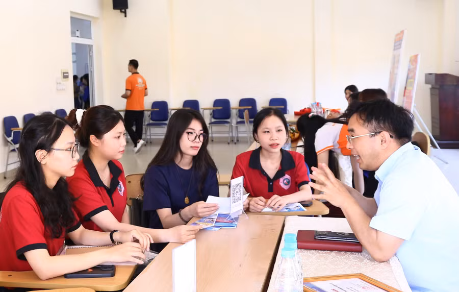 Sinh viên Trường ĐH Ngoại ngữ, ĐH Huế tham gia tuyển dụng việc làm ở Ngày hội việc làm tại trường với sự tham dự nhiều doanh nghiệp lớn.