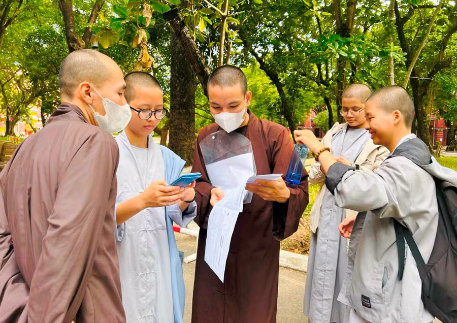 Tăng ni sinh tại TP Huế bàn luận sau buổi thi môn Toán.