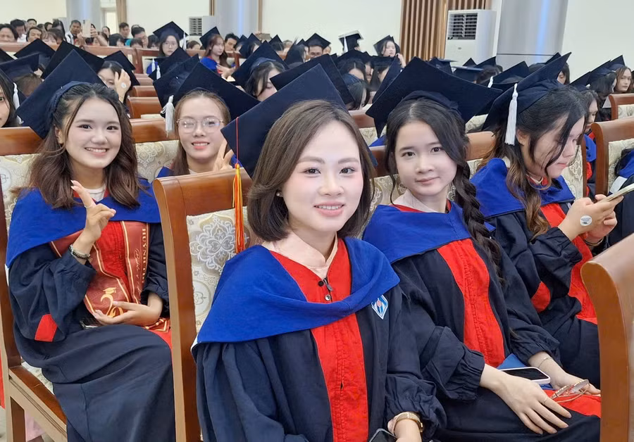 Các tân cử nhân Trường ĐH Ngoại ngữ Huế rạng rỡ trong ngày lễ tốt nghiệp.