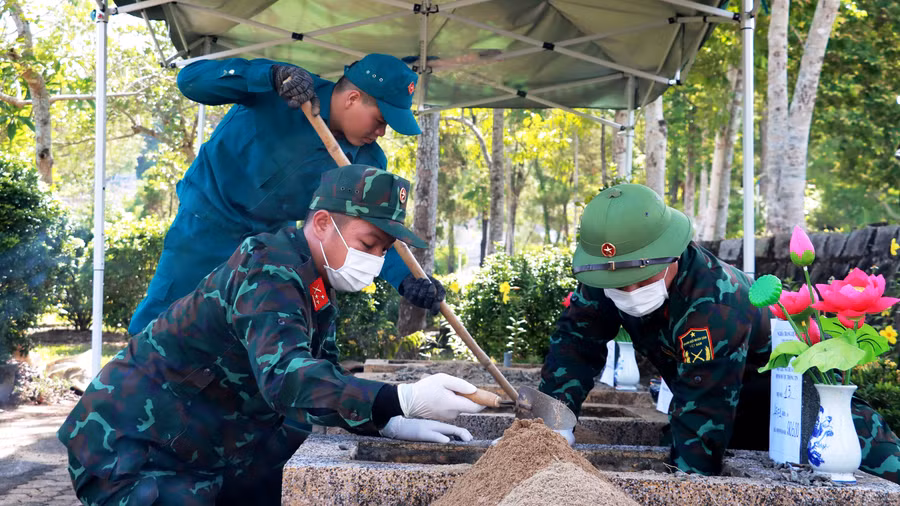 Công tác lấy mẫu sinh phẩm đối với các phần mộ liệt sĩ chưa xác định được thông tin tại toàn bộ 42 nghĩa trang TP Huế đã hoàn tất. (Ảnh: Lê Sáu)