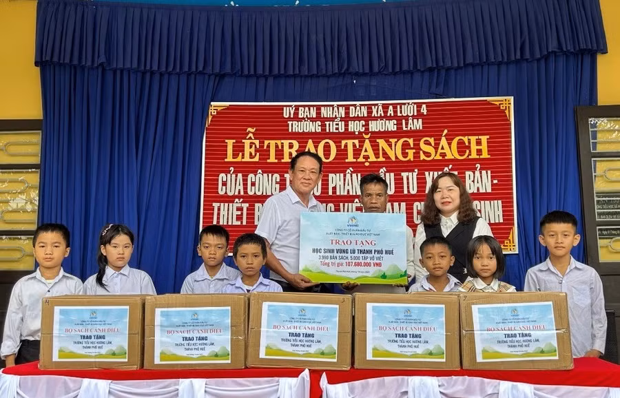 Một đợt trao tặng sách giáo khoa miễn phí cho học sinh vùng sâu vùng xa TP Huế.