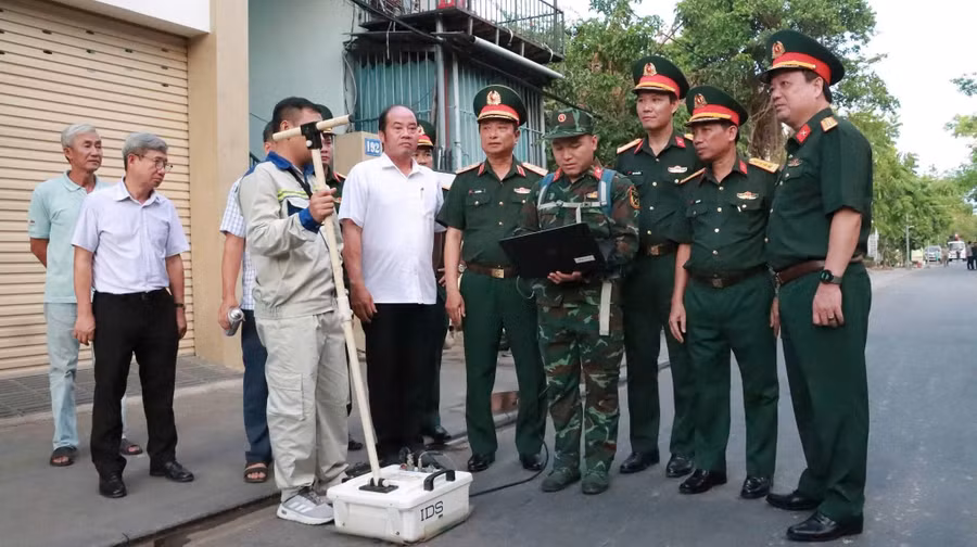 Các cơ quan chức năng tiến hành dò tìm mộ liệt sĩ tập thể tại TP Huế với radar xuyên đất.