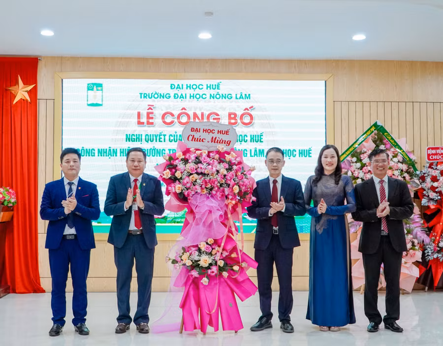Lãnh đạo Đại học Huế tặng hoa chúc mừng PGS.TS Trần Thanh Đức, Hiệu trưởng Trường Đại học Nông Lâm (thứ 2 từ trái sang) nhiệm kỳ 2025-2030.