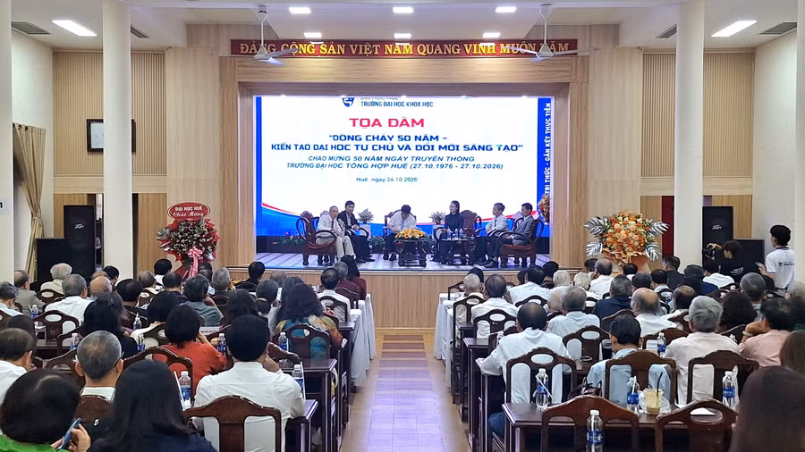 Tọa đàm "Dòng chảy 50 năm - Kiến tạo đại học tự chủ và Đổi mới sáng tạo" tại Trường Đại học Khoa học, Đại học Huế.