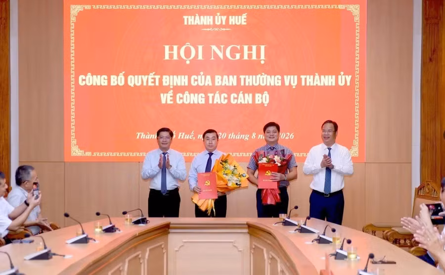 Thành ủy Huế trao quyết định điều động các cán bộ công tác tại Tổ nghiên cứu chuyên đề của Thành ủy. (Ảnh: Đ.Q)