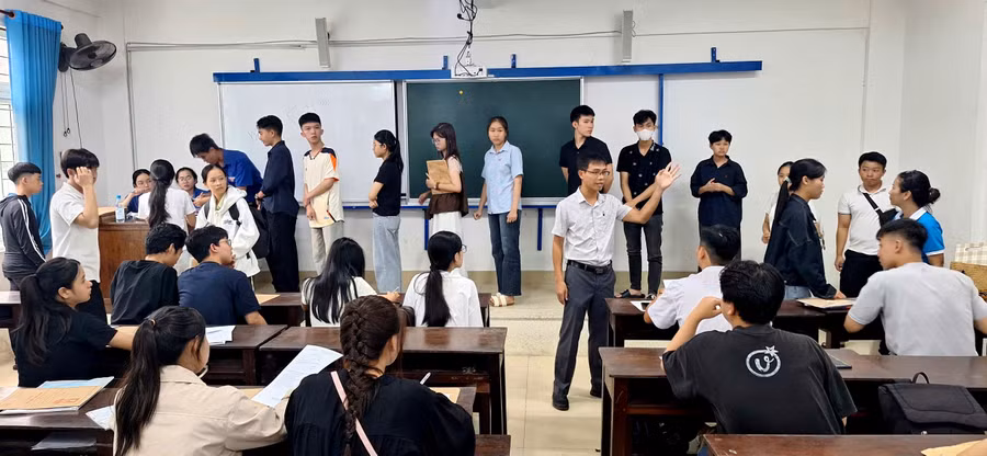 Cán bộ Trường ĐH Sư phạm Huế hướng dẫn các tân sinh viên nhập học. (Ảnh: Đại Dương)