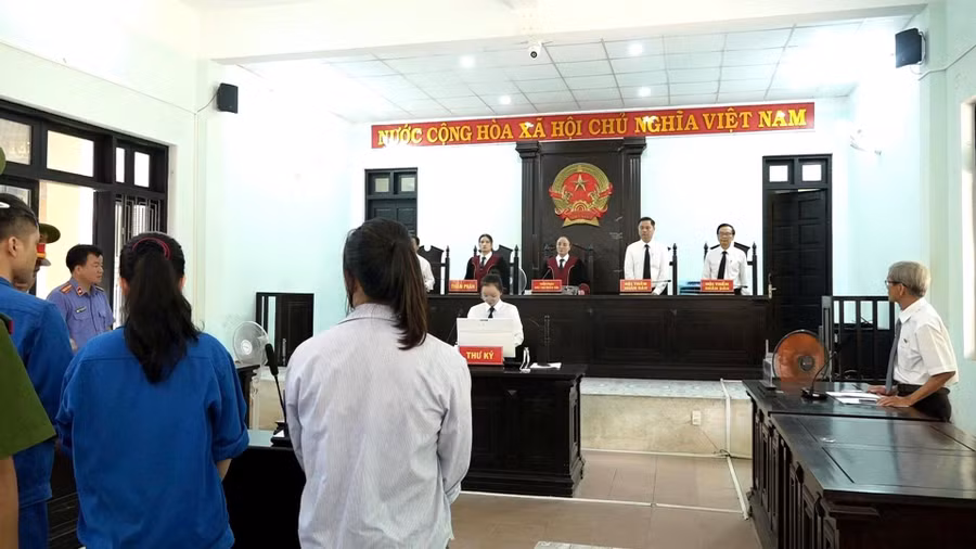 Tòa án nhân dân TP Huế xét xử sơ thẩm vụ án lừa đảo, chiếm đoạt tài sản và lạm dụng tín nhiệm chiếm đoạt tài sản. (Ảnh: M.N.)